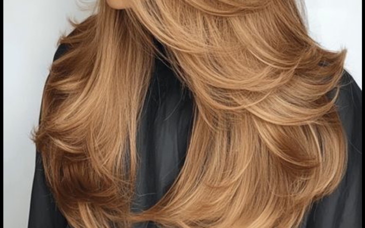 Piękne, długie, falujące włosy w odcieniu złotego blondu.