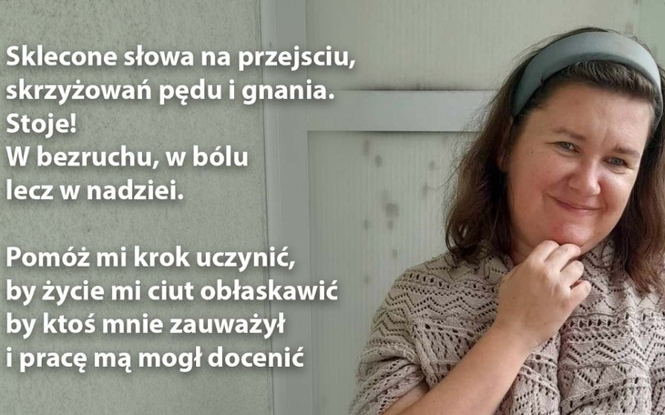 Kobieta w uśmiechu, pozująca na tle jasnej ściany.