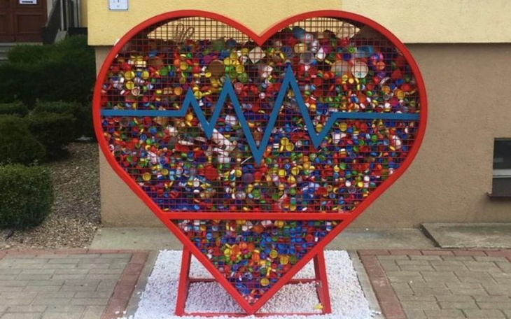 Serce z plastikowych nakrętek, symbol zbiórki.