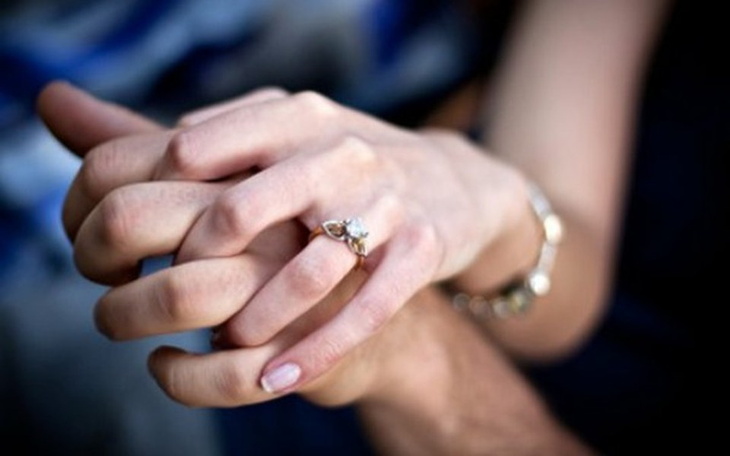 Zbiórka Na pierścionek zaręczynowy. - zdjęcie główne