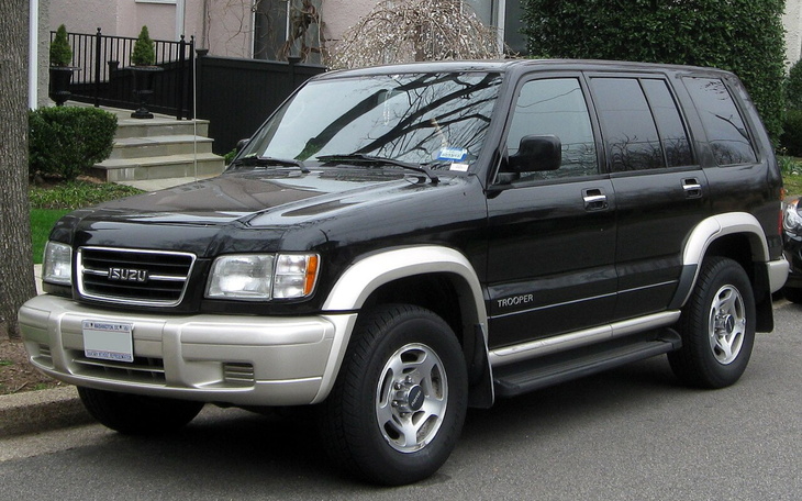 Czarny SUV zaparkowany na ulicy.