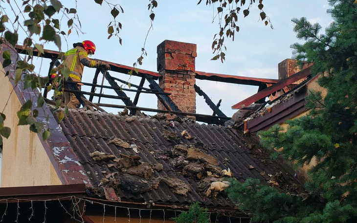 Strażacy pracują nad naprawą zniszczonego dachu podczas akcji ratunkowej.