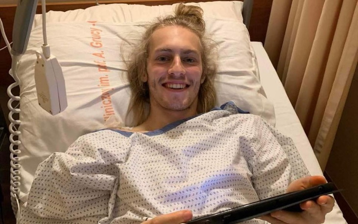 Logo Facebooka na niebieskim tle.