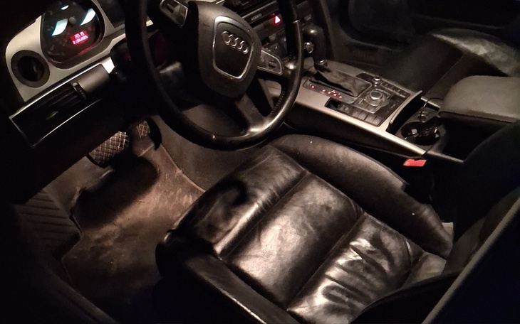 Wnętrze samochodu Audi, z czarną skórzaną tapicerką.
