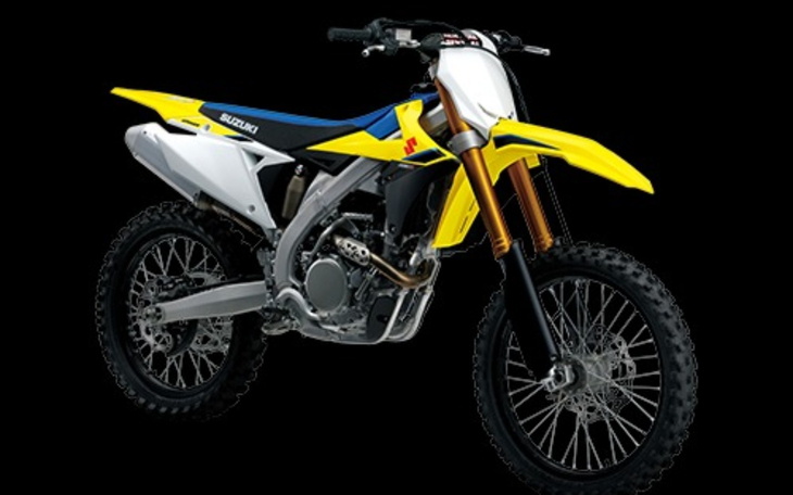 Motocykl terenowy Suzuki w dynamicznej pozie.