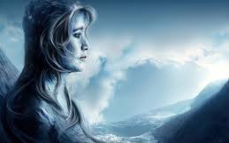 Artystyczny portret kobiety w zimowym krajobrazie.