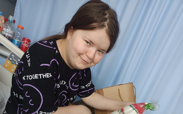 Młoda dziewczyna uśmiechająca się w szpitalu.