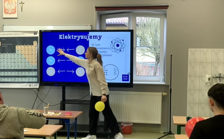 Nauczycielka prezentująca temat na lekcji w klasie.