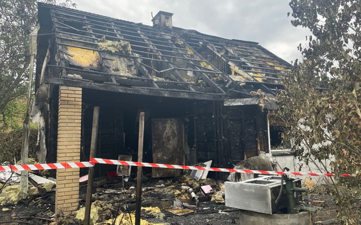 Spalony dom, zniszczenia po pożarze.