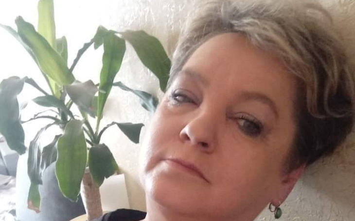 Kobieta z krótkimi włosami, patrząca w obiektyw z poważnym wyrazem twarzy.