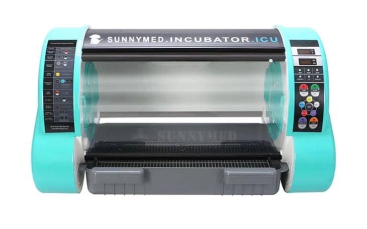 Nowoczesny inkubator medyczny, używany w opiece zdrowotnej.