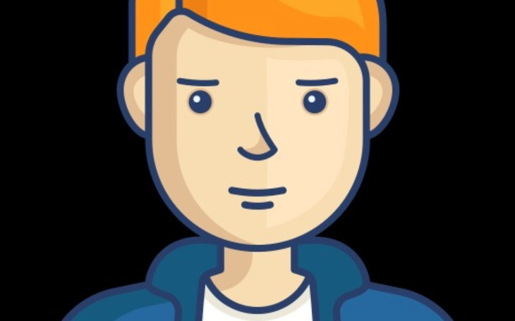 Młody mężczyzna z pomarańczowymi włosami w niebieskiej bluzie.