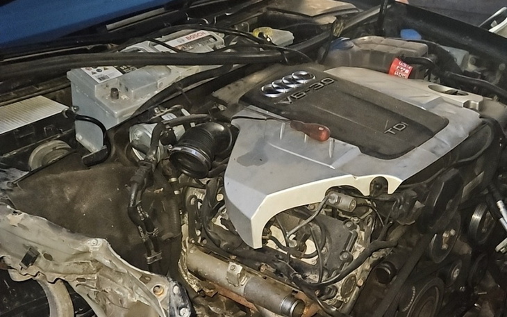 Silnik samochodowy z widocznymi elementami mechanicznymi.