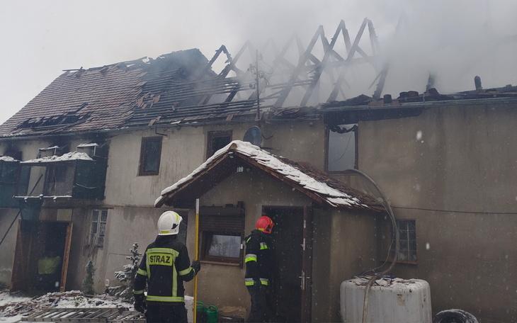 Pożar budynku, strażacy w akcji ratunkowej.