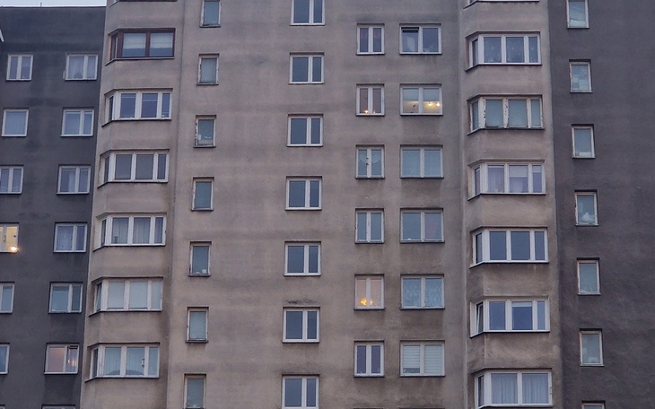 Widok na elewację bloku mieszkalnego.