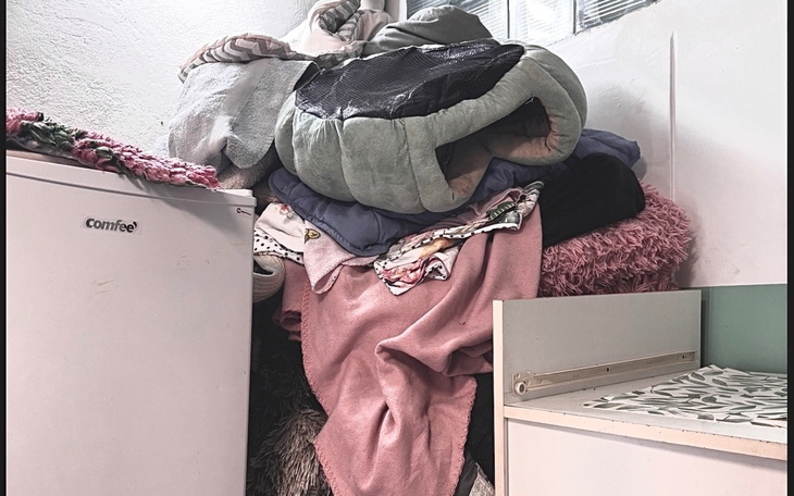 Stos koców i poduszek, tworzący przytulne miejsce.