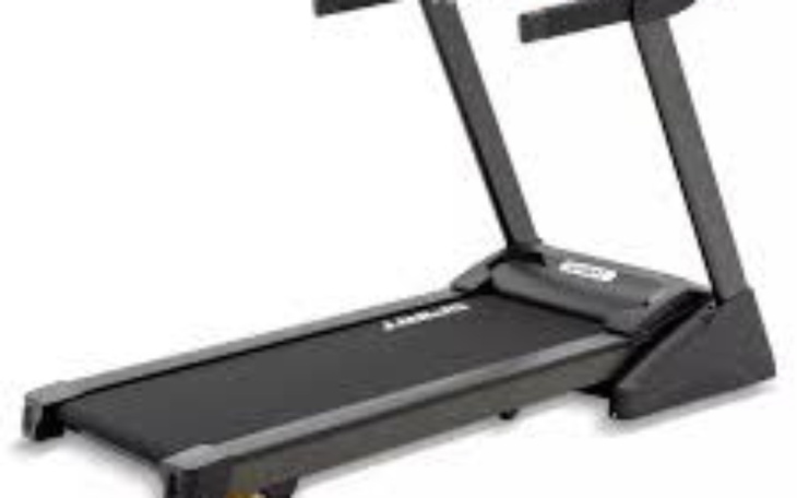 Bieżnia do ćwiczeń w domowej siłowni.