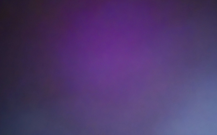 Abstrakcyjny obraz w odcieniach fioletu i niebieskiego.