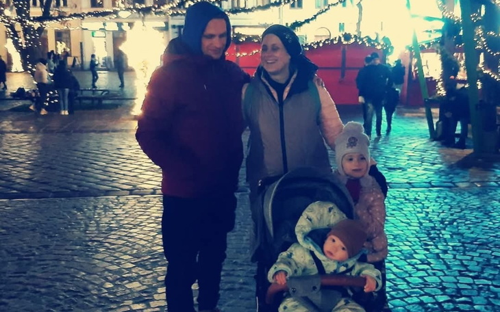 Rodzina spacerująca w świątecznej atmosferze na ulicy.