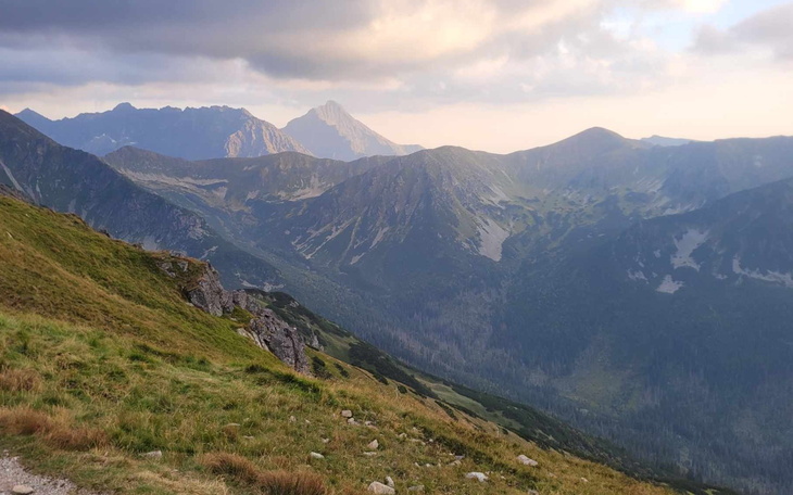 Malowniczy widok górski, z zachodem słońca w tle.