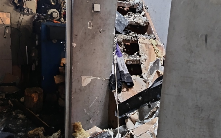 Zniszczone schody w budynku po pożarze.