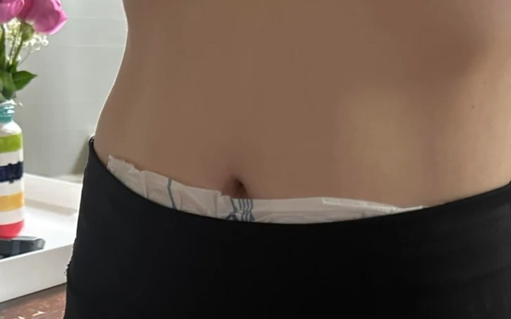 Zbliżenie na brzuch, z widocznym paskiem od bielizny.