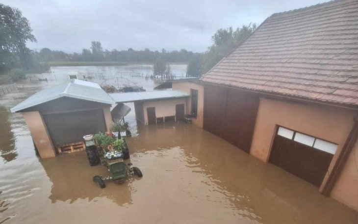 Zalane budynki po powodzi, widok z góry.