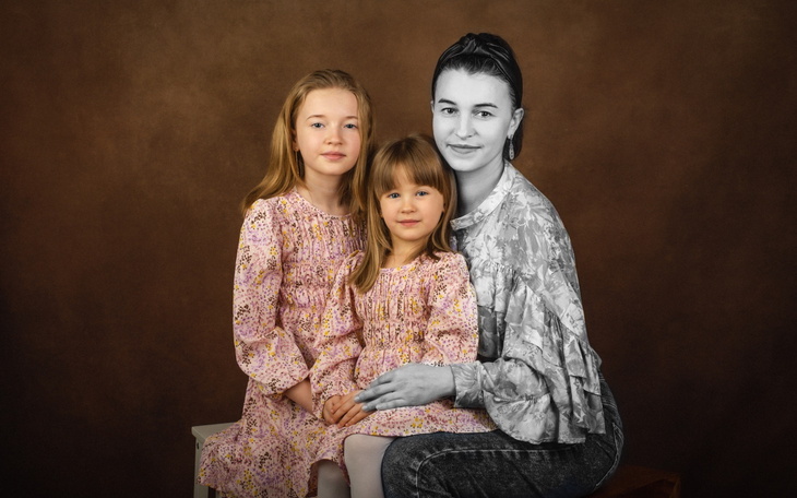 Czarno-biała fotografia matki z dwiema córkami.