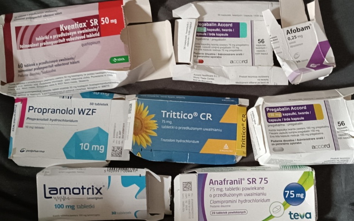 Opakowania leków, różne rodzaje w jednym miejscu.
