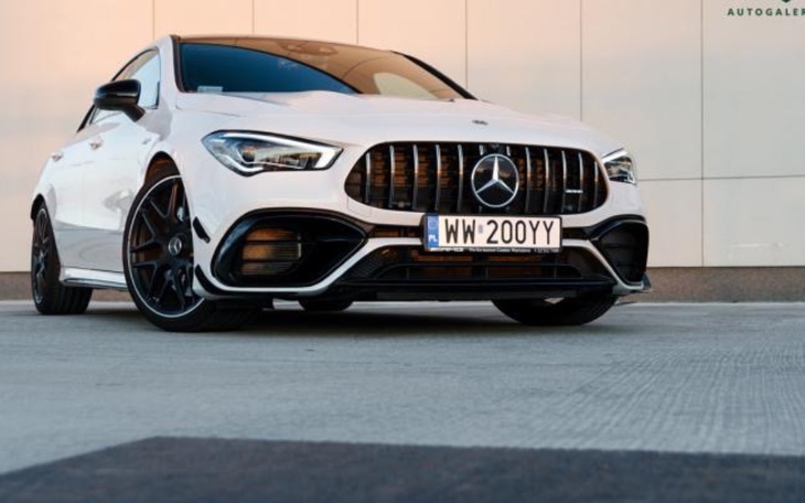 Biały samochód Mercedes, nowoczesny i elegancki.