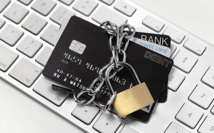 Karty kredytowe połączone łańcuchem, symbol bezpieczeństwa.
