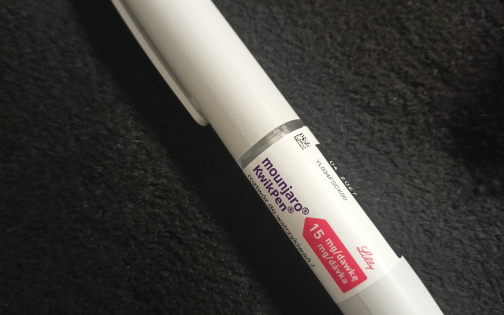 Biały marker na czarnym tle.