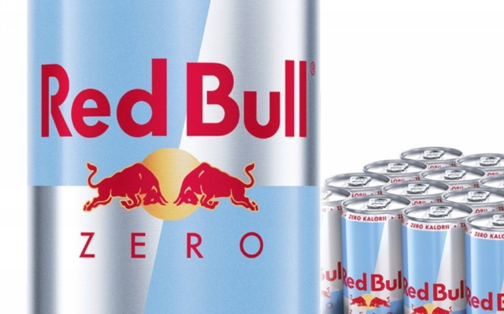 Puszki napoju energetycznego Red Bull Zero.