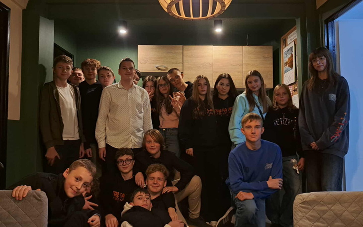 Grupa młodzieży pozująca do zdjęcia w kuchni.