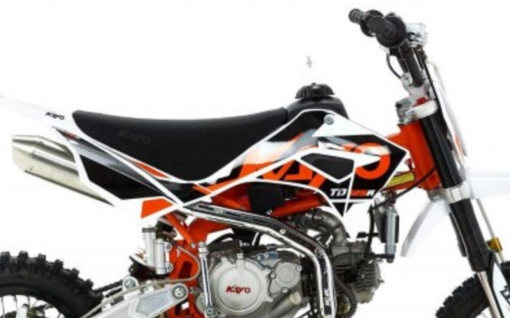 Motocykl terenowy, nowoczesny model z silnikiem.