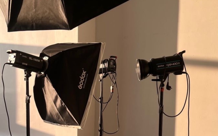 Sprzęt oświetleniowy w studiu fotograficznym.