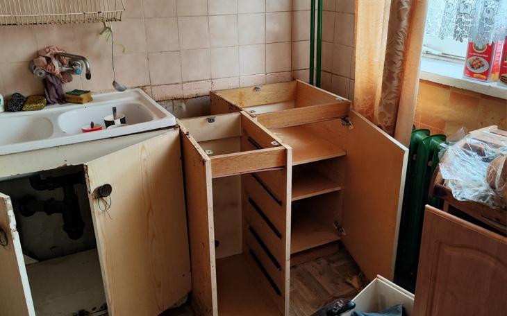 Zdemontowane szafki kuchenne w trakcie remontu.