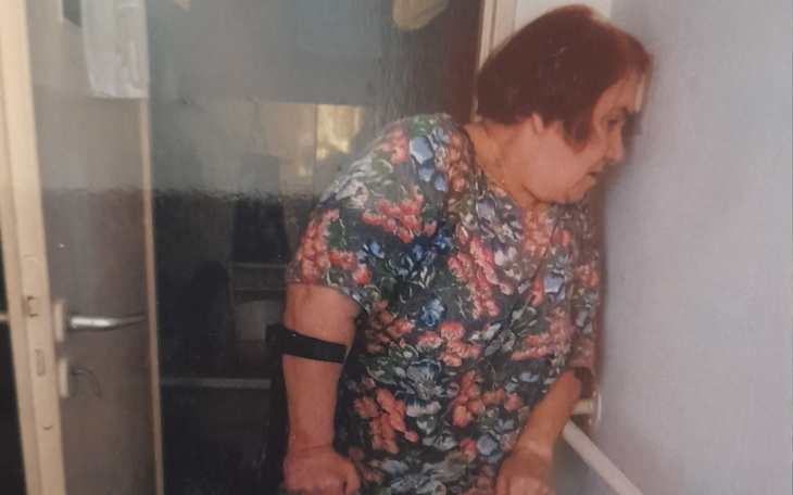 Kobieta korzystająca z balkonika w mieszkaniu.