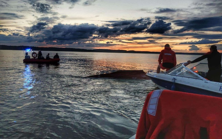 Akcja ratunkowa na wodzie przy zachodzie słońca.
