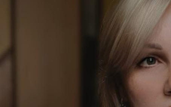 Zbliżenie na twarz kobiety z jasnymi włosami.