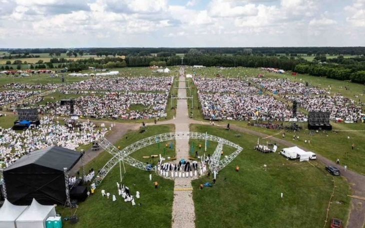 Widok z lotu ptaka na tłum ludzi podczas wydarzenia.