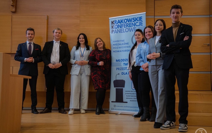 Grupa uczestników konferencji panelowej w Krakowie.