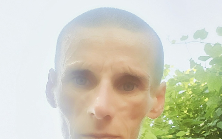 Mężczyzna z wyraźnymi rysami twarzy, patrzący w obiektyw.