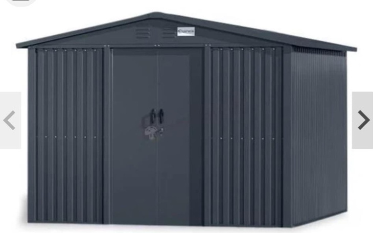 Metalowy budynek gospodarczy z zamkniętymi drzwiami.