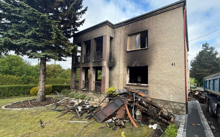 Zniszczony budynek po pożarze.