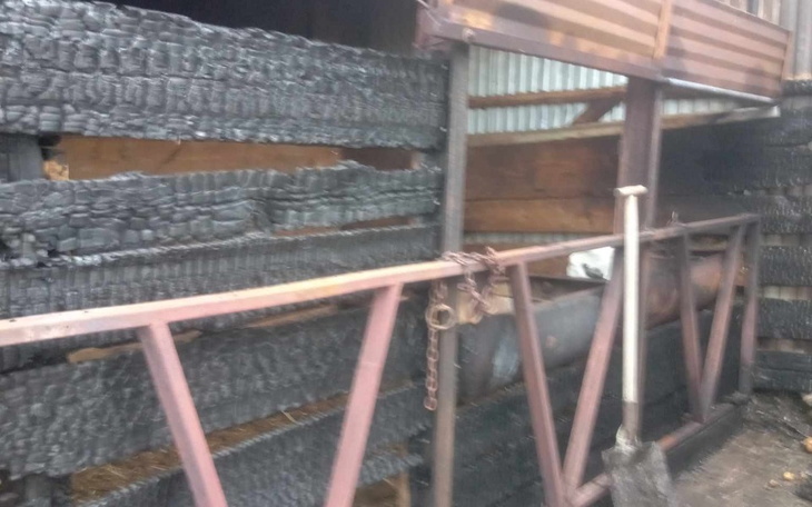 Zbiórka Spalony garaż i boksy dla koni - zdjęcie główne