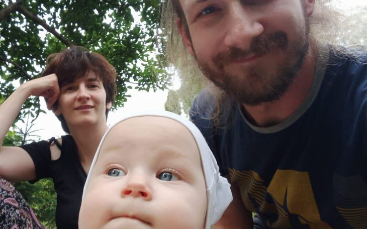 Rodzina na zdjęciu selfie z małym dzieckiem.