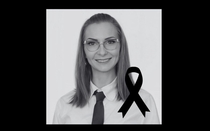 Czarnobiała fotografia kobiety z symbolem żałoby.