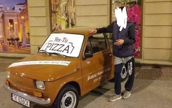 Osoba przy samochodzie dostawczym z napisem 'Pizza'.