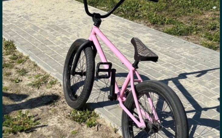 Różowy rower BMX na ścieżce.